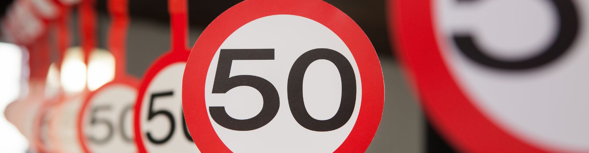 Waarom noemen we iemand Sarah of Abraham als diegene 50 jaar wordt?