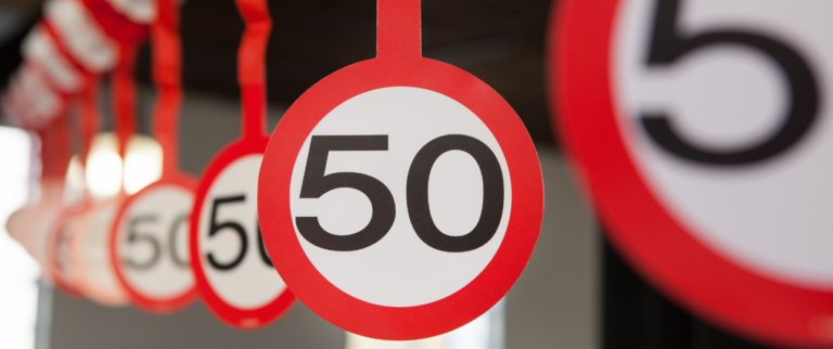 Waarom noemen we iemand Sarah of Abraham als diegene 50 jaar wordt?